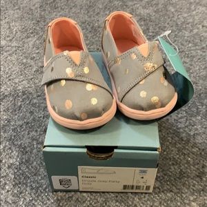 Toms tiny classics NIB. Size 4